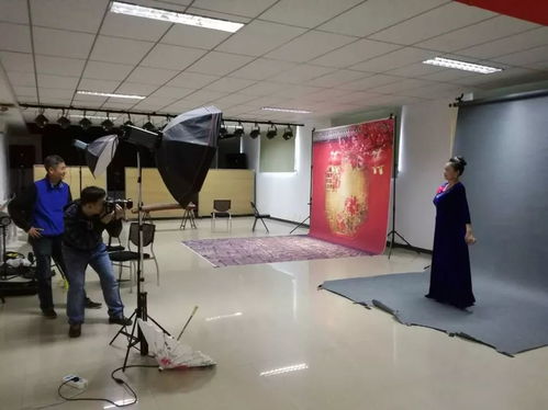 香山街道社區服務中心為老年志愿者拍攝藝術照，定格最美夕陽紅